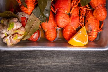 Bira için lezzet, limonlu haşlanmış kırmızı kerevit ve körfez yapraklı.