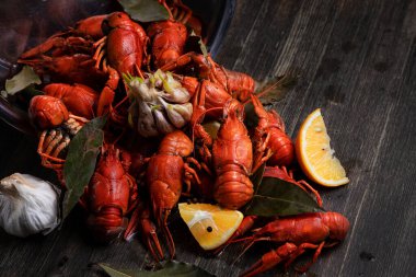 Bira için lezzet, limonlu haşlanmış kırmızı kerevit ve körfez yapraklı.