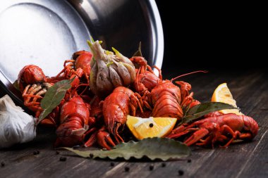 Bira için lezzet, limonlu haşlanmış kırmızı kerevit ve körfez yapraklı.