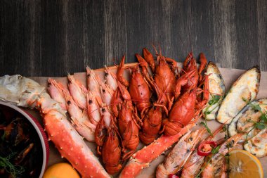 çeşitli atıştırmalıklar, deniz ürünleri, midyeler, haşlanmış kerevit, karides
