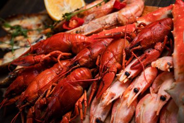 çeşitli atıştırmalıklar, deniz ürünleri, midyeler, haşlanmış kerevit, karides