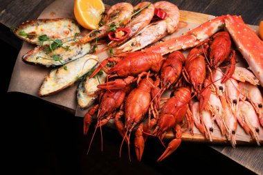 çeşitli atıştırmalıklar, deniz ürünleri, midyeler, haşlanmış kerevit, karides