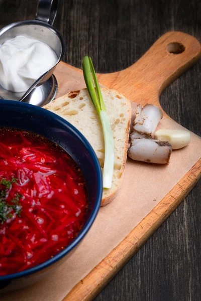 Borscht Servito Con Cipolla Strutto Panna Acida Pane Integrale Fondo — Foto Stock