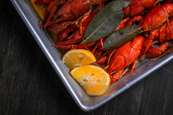 Bira için lezzet, limonlu haşlanmış kırmızı kerevit ve körfez yapraklı.