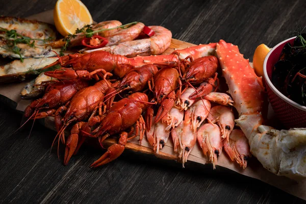 Plate Various Snacks Seafood Mussels Boiled Crayfish Shrimps — Stock Photo, Image