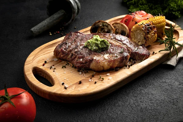 Steak Served Wooden Tray Grilled Vegetables — Stock Photo, Image