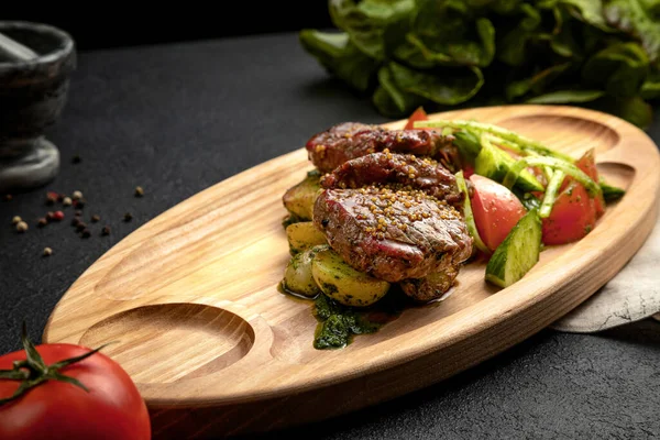 Steak Served Wooden Tray Fresh Vegetables — Stock Photo, Image