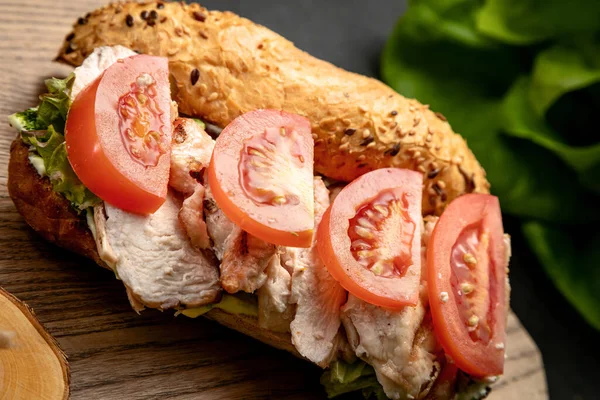 Sandwich Viande Hachée Aux Herbes Tomates Sur Fond Sombre — Photo