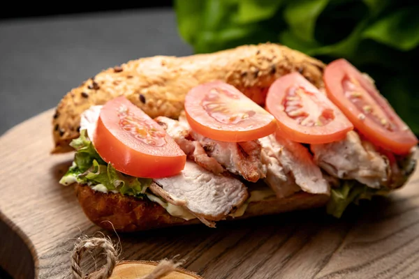 Sandwich Con Carne Macinata Con Erbe Pomodori Uno Sfondo Scuro Immagine Stock