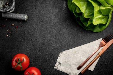 Sebze arkaplanlı koyu desenli