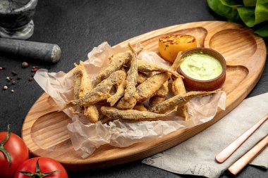 Kızarmış kırmızı kefal soslu ve limonlu kefal balığı.