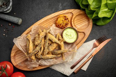 Kızarmış kırmızı kefal soslu ve limonlu kefal balığı.