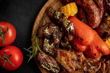 Bir tepsi ızgara ürün. Izgara biftek, ızgara sosis, ızgara sebze. Çeşit çeşit et