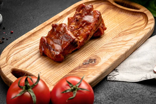 Fried Ribs Sauce Served Board Dark Background — Stock Photo, Image