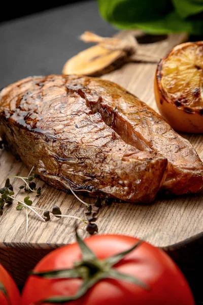 Gegrilltes Lachssteak Serviert Mit Gegrillter Zitrone — Stockfoto