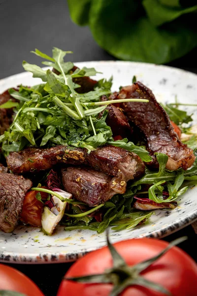 Salad Steak Arugula Cherry Tomatoes Dark Background — Stock Photo, Image