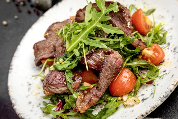 Salad Steak Arugula Cherry Tomatoes Dark Background — Stock Photo, Image