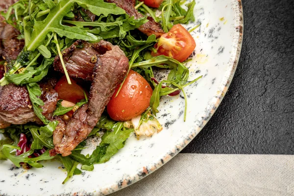 Salad Steak Arugula Cherry Tomatoes Dark Background — Stock Photo, Image