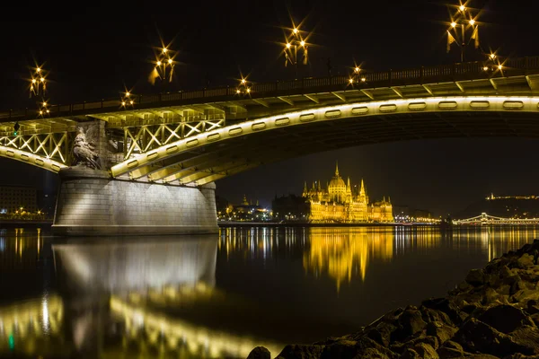 Jembatan Margaret dan Parlemen di Budapest, Hungaria — Stok Foto