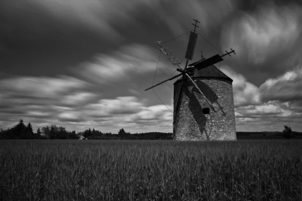 Windmühle auf einer Wiese Stockbild