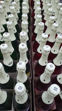 Nadym, RUSSIA-NOVEMBER 30, 2021: Kırmızı-Beyaz perakende zincirinin iç kısmında Rus şarabı şişeleri