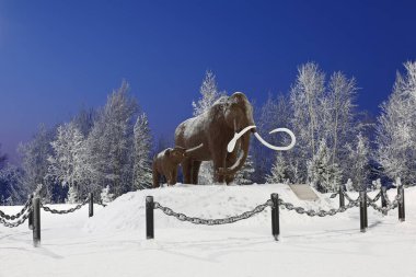 NADYM, RUSSIA-JANUARY 24, 2022: Kuzey Sibirya 'da kışın bir mamut ve bebek mamutun heykel bileşimi