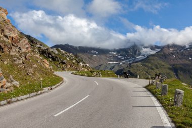 dağ yolu üzerinde bekletin