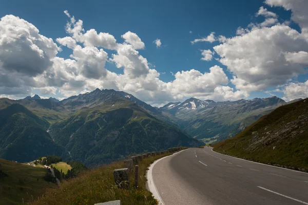 Yüksek dağ yolu — Stok fotoğraf