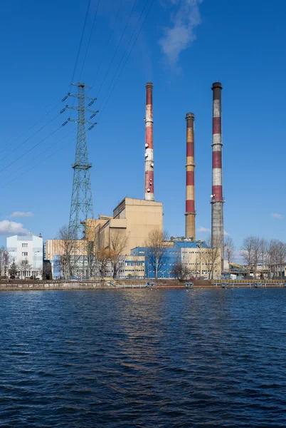 Warmte- en krachtcentrale schoorstenen. — Stockfoto