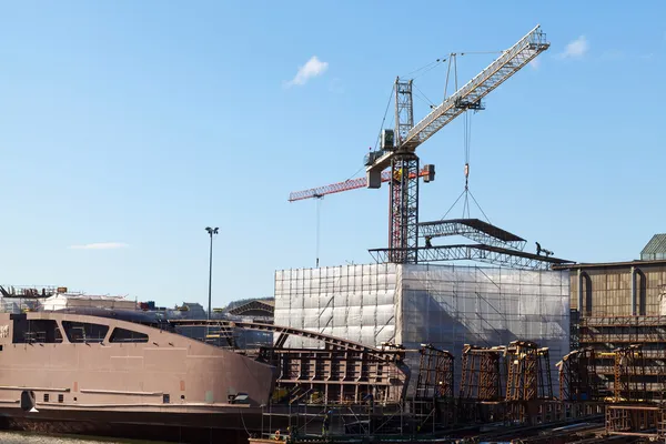 Cranes in shipyard — Stock Photo, Image