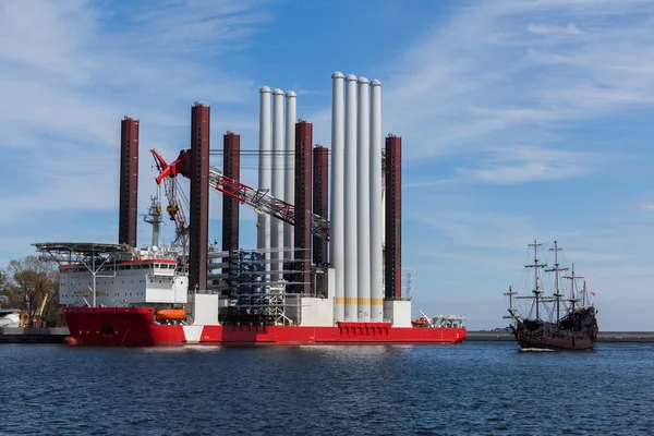 Grande nave nel porto di Gdynia, Polonia . — Foto Stock