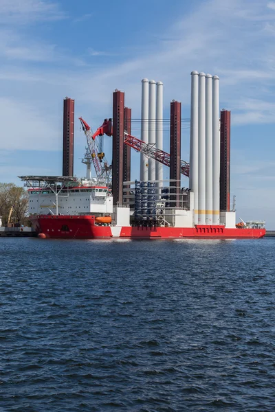 Grande nave nel porto di Gdynia, Polonia . — Foto Stock