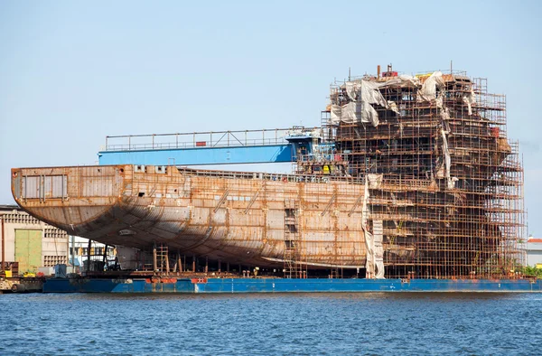 Construir un barco en el puerto de Gdansk —  Fotos de Stock