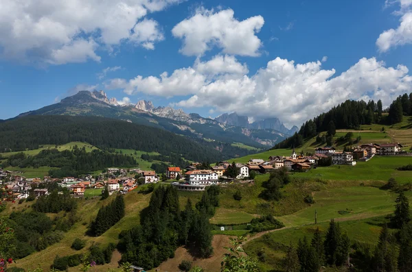 Villaggio nelle Alpi europee — Foto Stock