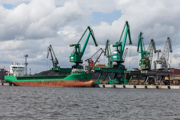 Laden van kolen op schip in de haven van gdynia — Stockfoto