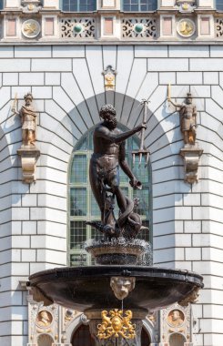 Gdansk, Polonya dlugi targ Meydanı'nda ünlü Neptün Çeşmesi.
