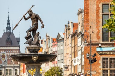 Gdansk, Polonya dlugi targ Meydanı'nda ünlü Neptün Çeşmesi.