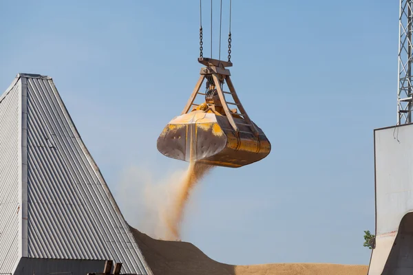 Carregamento e descarga de carga a granel — Fotografia de Stock