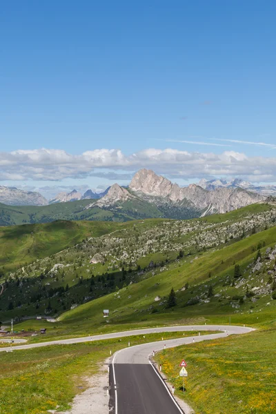 Eine kurvenreiche Bergstraße in den Dolomiten, Italien. — Stockfoto