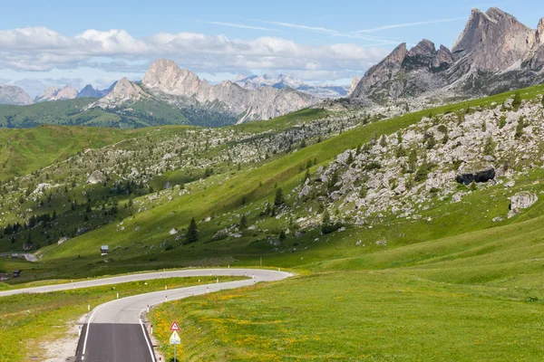 Una tortuosa strada di montagna nelle Dolomiti . — Foto Stock