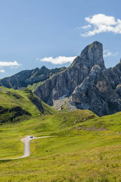 Een kronkelende bergweg in de Dolomieten, Italië. — Stockfoto