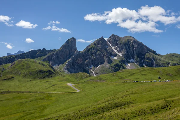 Een kronkelende bergweg in de Dolomieten, Italië. — Stockfoto