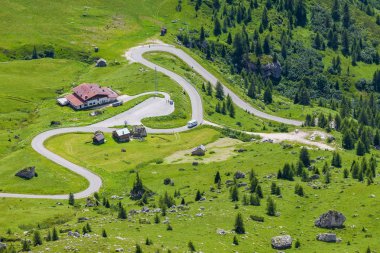Dolomites manzara dağ yolu ile. İtalya