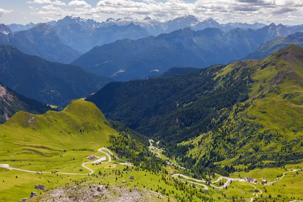 Dolomitów krajobraz z górskiej drogi. Włochy — Zdjęcie stockowe