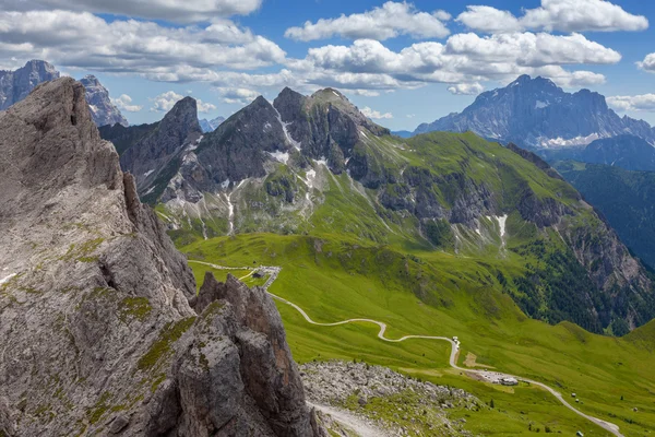 Dolomity krajina s horskou silnici. Itálie — Stock fotografie