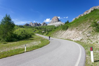 Dolomites manzara dağ yolu ile. İtalya