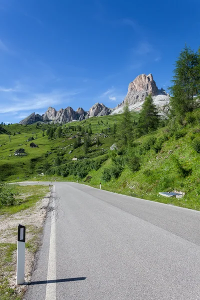 Dolomieten landschap met bergweg. Italië — Stockfoto