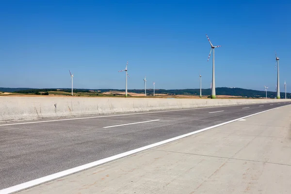 Turbinas eólicas en Austria cerca de una autopista . —  Fotos de Stock