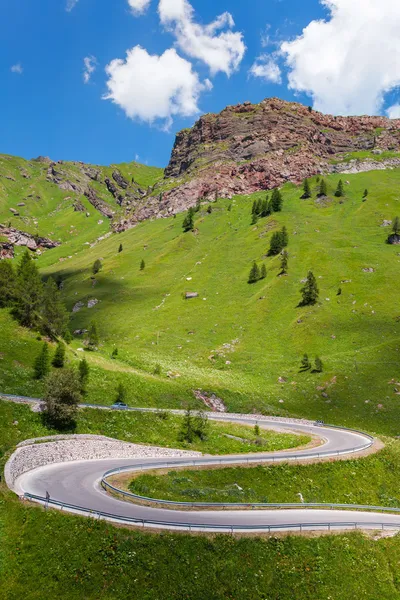 Slingrande, bergsväg i Dolomiterna, Italien. — Stockfoto