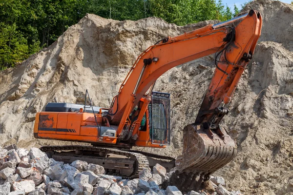 Excavadora en un sitio de construcción. —  Fotos de Stock